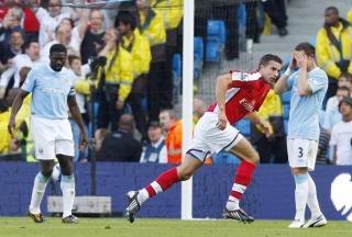 UTLIGNET: Robin Van Persie satte inn 1-1, uten at det hjalp til Arsenal-seier. Foto: Phil Noble / REUTERS.