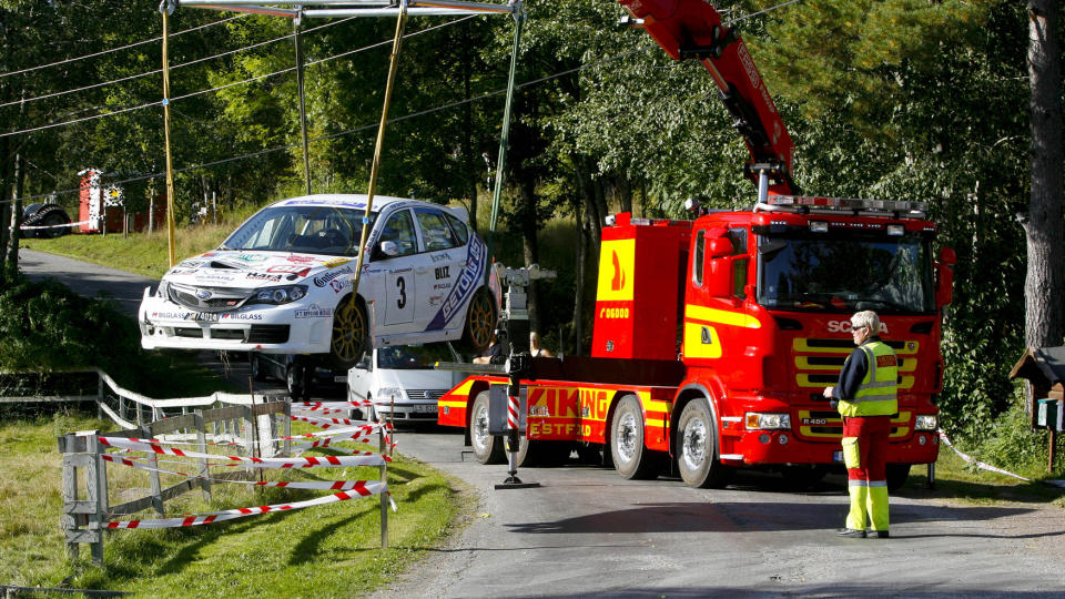 ULYKKESBILEN: Her blir bilen til Andreas Mikkelsen og kartleser Ola Fl�ene dratt ut etter den tragiske d�dsulykken. Foto: Torbj�rn Berg