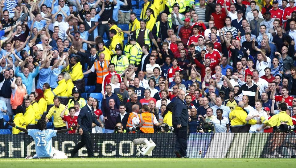 LOV � TA IGJEN? Manchester City-spiss Emmanuel Adebayor feiret scoring mot gamleklubben foran Arsenal-fansen som hadde hetset ham siden lenge f�r kampstart. Foto: Phil Noble, Reuters/Scanpix