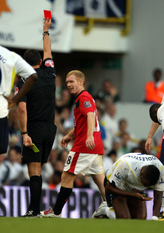 R�DT I HELGA: Paul Scholes ble utvist mot Tottenham. Mot Besiktas revansjerte han seg og ble matchvinner. Foto: AP