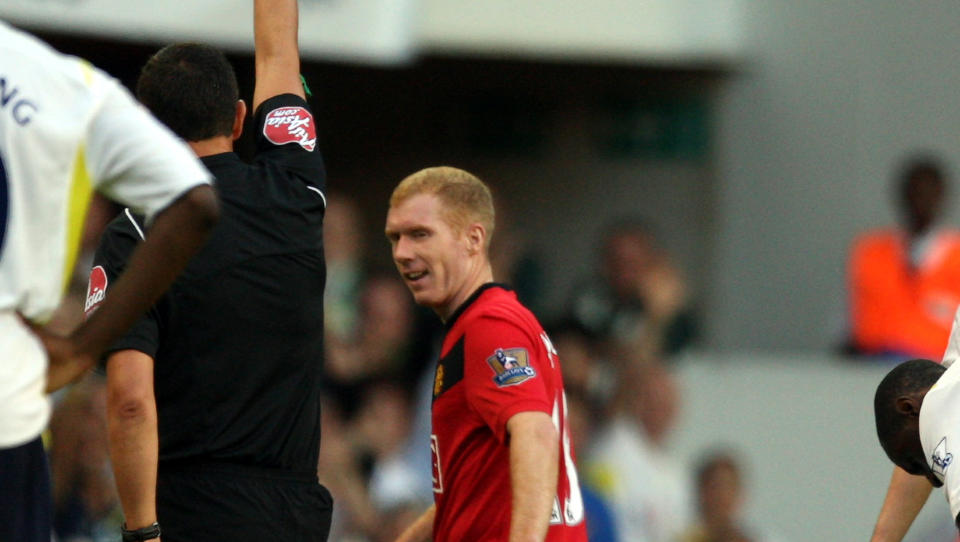 UTVIST: Paul Scholes fikk to gule, og dermed marsjordre. Foto: Tom Hevezi / AP.