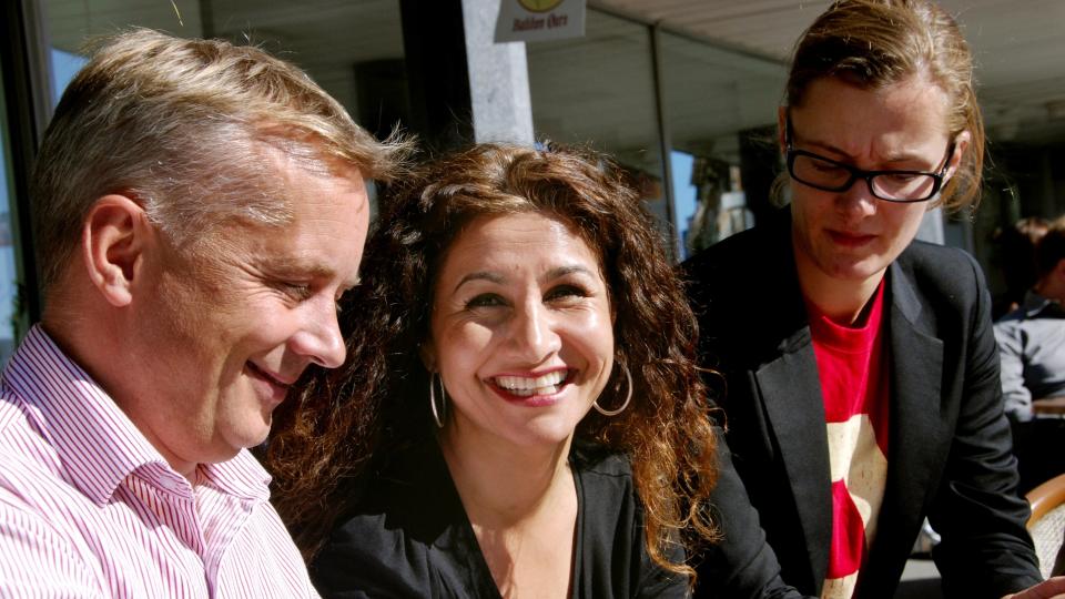 BROREN DREPT: Bare dager f�r valgkampen startet for fullt fikk Aps 6. kandidat fra Hedmark, Farahnaz Bahrami (47), den fryktelige beskjeden om at hennes bror var blitt henrettet i Iran. N� takker hun for alle st�tte fra partikolleger og venner i en valgkamp, hun mener har v�rt god terapi. Her sammen med 1.kandidaten og justisminister Knut Storberget og stortingsrepresentant Anette Trettebergstuen (til h�yre). Foto: HA