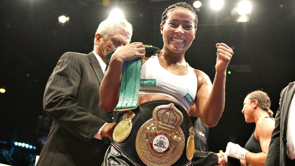 BEHOLDER BELTENE: Cecilia Br�khus slapp aldri italienske Lucia Morelli inn i kampen. Dermed beholder WBC- og WBA-tittelholderen beltene sine. Foto: Nils Meilvang / SCANPIX.