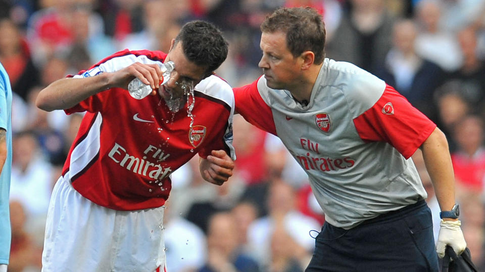 STEMPLET: Robin Van Persie ble stemplet i ansiktet av Emmanuel Adebayor. Hollenderen mener hans tidligere lagkamerat pr�vde � skade ham med overlegg. Foto: Andrew Yates / AFP.