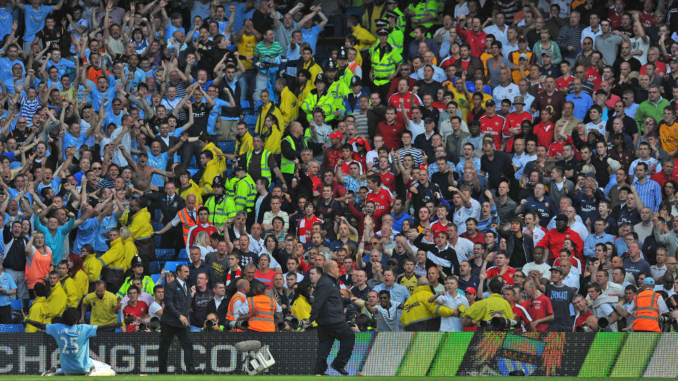 HOVERTE FORAN ARSENAL-FANSEN: Emmanuel Adebayor klarte ikke styre seg da han scoret mot gamleklubben p� l�rdag, og han l�p over hele banen for � juble foran Arsenal-supporterne. Foto: AFP