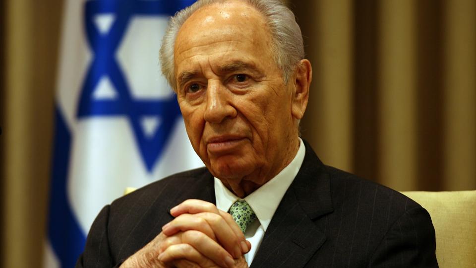 MISTET BEVISSTHETEN: Shimon Peres (86). Foto: EPA/ATEF SAFADI/SCANPIX