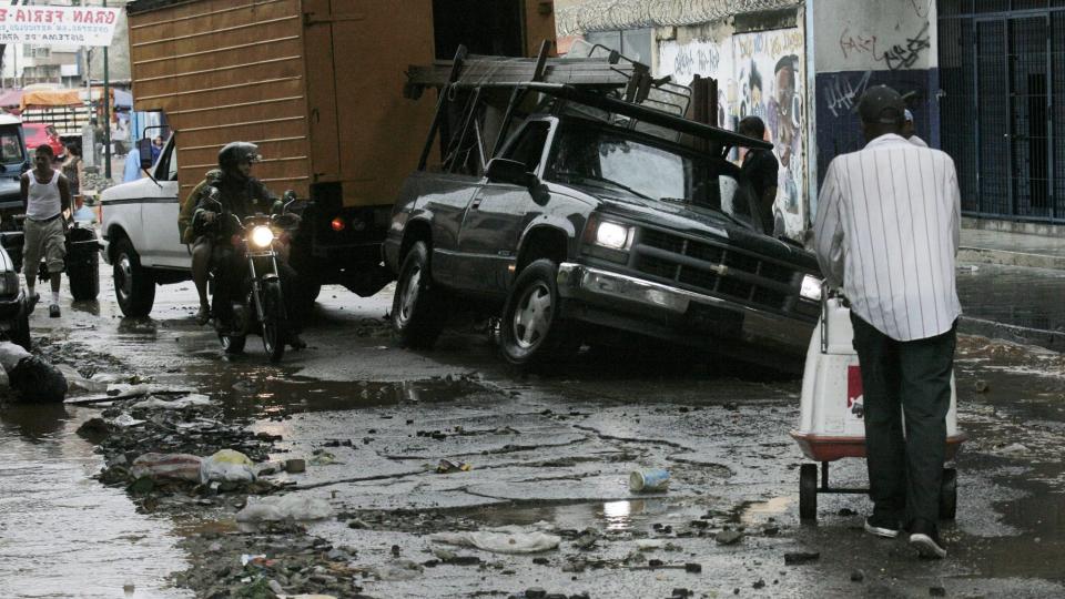VEIER OG BYGNINGER �DELAGT: Jordskjelvet m�lte 6,4 p� Richters skala. Foto: EPA/HAROLD ESCALONA/SCANPIX