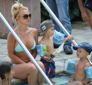 VED BASSENGKANTEN: Britney Spears koser seg med Sean Preston og Jayden James ved bassengkanten på det eksklusive hotellet Ritz Carlton i Marina Del Rey i august i år. Guttene er kledd i caps som beskyttelse mot sola. Foto: SCANPIX VED BASSENGKANTEN: Britney Spears koser seg med Sean Preston og Jayden James ved bassengkanten på det eksklusive hotellet Ritz Carlton i Marina Del Rey i august i år. Guttene er kledd i caps som beskyttelse mot sola. Foto: SCANPIX