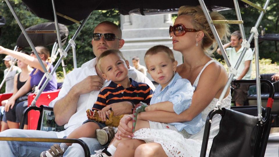 KORT SVEIS: Sean Presten (4) og lillebror Jayden James (3) fikk seg en h�rklipp etter Paris-ferien i forbindelse med Britneys turn� i sommer. Foto: STELLA PICTURES