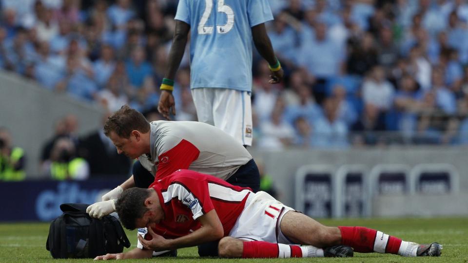 UBLIDT M�TE: Robin van Persie l� bl�dende igjen etter duellen med Emmanuel Adebayor, som her er p� vei bort. N� blir City-spissen trolig utestengt, etter at klubben i ettermiddag valgte � ikke bestride FAs tiltale. Foto: SCANPIX/AP/Jon Super