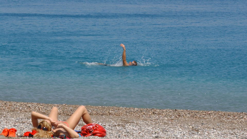 FORLENGER SOMMEREN: Nordmenn reiser sydover i h�stferien. Denne sv�mmeren fant sommeren p� Rhodos. Foto: Oliver Orskaug/Dagbladet