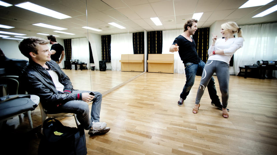 HARDT LIV: Jan Thomas og dansepartner Gyda Bloch Thorsen trener mellom tre og fem timer hver dag. Det har de gjort de siste ukene. Jan Thomas innr�mmer at tida n� og framover blir b�de psykisk og fysisk t�ff, noe han allerede har erfart p� hjemmebane. For kort tid siden
sa ektemannen Christopher M�rch Husby (til venstre) stopp. &mdash; Det ble for mye rett og slett. Jeg fikk streng beskjed om � ta meg sammen, fordi jeg var lite hyggelig � ha med � gj�re. Han holder meg i t�ylene og sier ifra n�r nok er nok, sier Jan Thomas. Foto: JOHN TERJE PEDERSEN/DAGBLADET