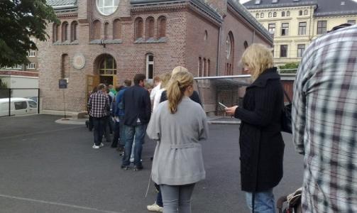 LANG K�: Det var mange som hadde lagt s�ndagsturen til stemmelokalet ved Boltel�kka skole i dag da valglokalene �pnet kl. 16.00. I 205 kommuner kan du stemme helt til kl. 20.00 i kveld. Foto: Martine Aurdal.