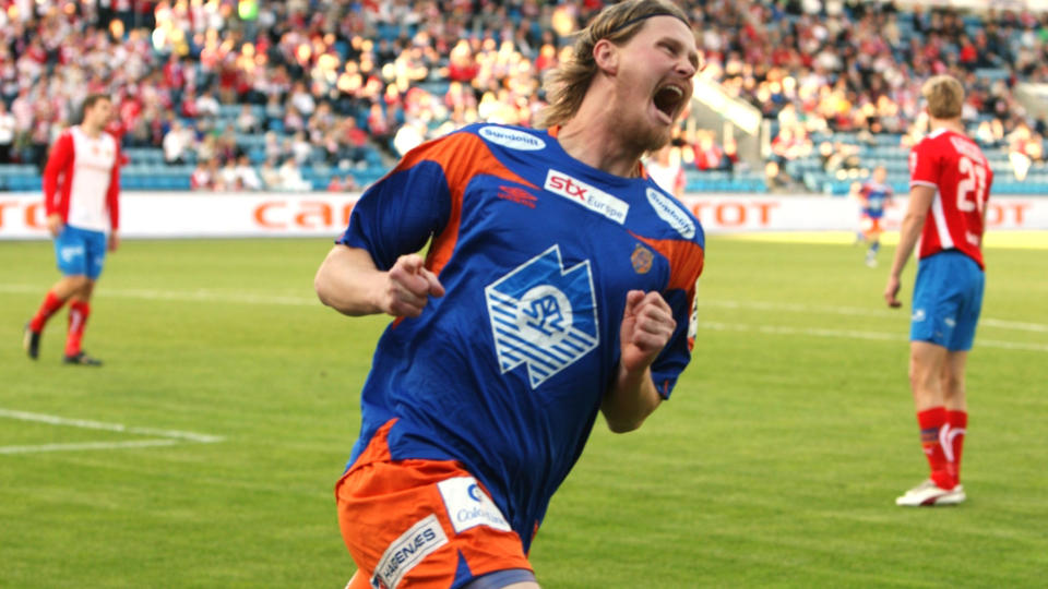 LETTELSENS BR�L: Aalesunds Tor Hogne Aar�y jubler etter sin grytidlige scoring mot Lyn. Aalesund tok tre viktige poeng i Oslo.
Foto: Lise �serud / Scanpix