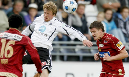 DUELLSTYRKE: Odd og H�vard Storb�k ble kjempet i senk av LSKs Espen S�g�rd og Igiebor Nosa p� hjemmebane i Skien.
Foto: Heiko Junge / SCANPIX