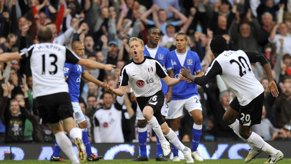 DAGENS FULHAM-HELT: Kanskje var Damien Duff ute etter � vise at han fortsatt forsvarer en plass p� Fulham-laget etter Bj�rn Helge Riises uttalelser forrige uke. I kveld ble han matchvinner med et herlig skudd fra 20 meter. Foto: REUTERS/Kieran Doherty