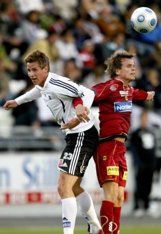 T�FT: Odds Fredrik Gulsvik i duell med LSKs Lars Kristian Eriksen.
Foto: Heiko Junge / Scanpix