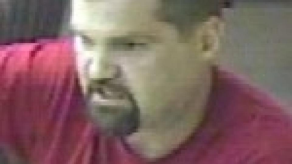 KNIPSET AV OVERV�KINGSKAMERA: Chad Schaffner (37) ble etterlyst av FBI i forrige m�ned etter at et overv�kingskamera knipset dette bildet av 37-�ringen. FOTO: FBI
