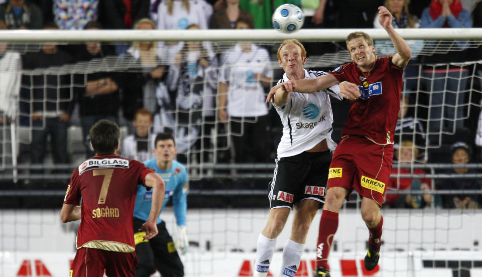 TAPTE KRIGEN: Peter Kovacs og Odd var forberedt p� d�dballkrig mot Lillestr�m, men m�tte likevel se seg sl�tt av Frode Kippe og co.Foto: Heiko Junge / Scanpix