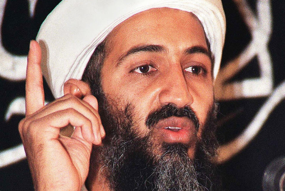 TALER FRA SKJULESTEDET: Osama bin Laden, verdens mest etters�kte person, ytrer seg igjen fra sitt skjulested etter � v�rt p� flukt i �tte �r. Foto: AFP/SCANPIX