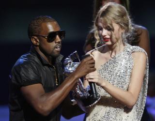 SKANDALE:  Kanye West tar mikrofonen fra Taylor Swift. Foto: REUTERS