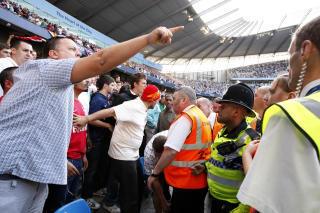 RASENDE: Slik reagerte Arsenal-supporterne p� Manchester City-spissens m�lfeiring. Foto: AP/Jon Super