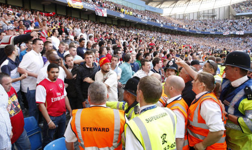 RASENDE GUNNERS-FANS: Arsenal-supporterne lot b�de ukvemsord og gjenstander hagle i retning av Adebayor. En stadiovakt ble skadd under oppstyret. Foto: Jon Super, AP/Scanpix