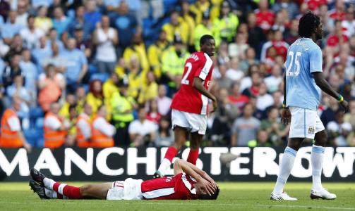 TRAFF VAN PERSIE: Robin van Persie hevder at Adebayor sparket ham i ansiktet med vilje. Foto: REUTERS/Phil Noble