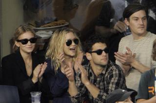 TVILLING-KJENDISJUBEL: Olsen-s�strene Ashley og Mary Kate sammen med sine respektive kj�rester Justin Bartha og Nate Lowman var p� plass p� tribunen. Foto: Andrew Gombert, EPA/Scanpix