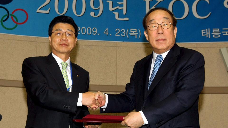 F�R ST�TTTE: Guvern�r Kim Jin-sun (L) lederen for S�r-Koreas olympiske komit� (KOC) Park Yong-sung under overrekkelsen av den offisielle s�knaden fra Pyeongchang i april i �r. Foto: EPA/YNA