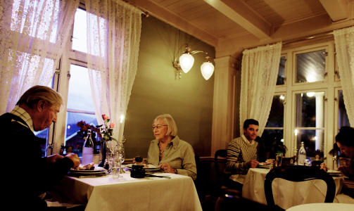GJESTER: Astrid og Tor Halvorsen fra Asker har bes�kt mange av landets historiske hoteller. I bakgrunnen et par fra Italia.