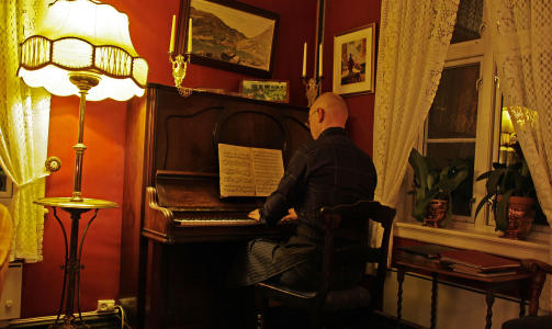 NIENDE: Ole Henrik Nitter Walaker skaper stemning med vakre toner.