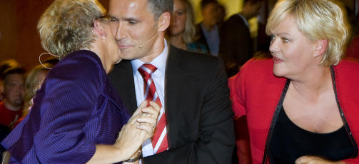 TAKKET HVERANDRE: . Liv Signe Navarsete (Sp, f.v.), Jens Stoltenberg (Ap) og  Kristin Halvorsen (SV) takker hverandre etter NRKs partilederdebatt i Samfunnssalen fredag kveld. Foto: SCANPIX