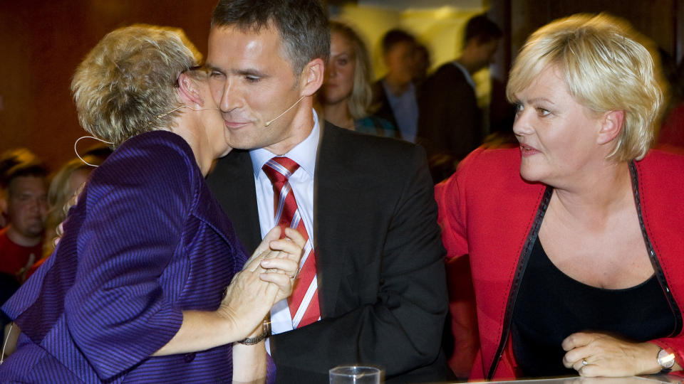 FEIRET SEIEREN: Liv Signe Navarsete (Sp, f.v.), Jens Stoltenberg (Ap) og  Kristin Halvorsen (SV) takker hverandre etter NRKs partilederdebatt i Samfunnssalen fredag kveld. N� starter diskusjonen om en ny Soria Moria-plattform. Foto: SCANPIX
Foto: Heiko Junge / Scanpix .