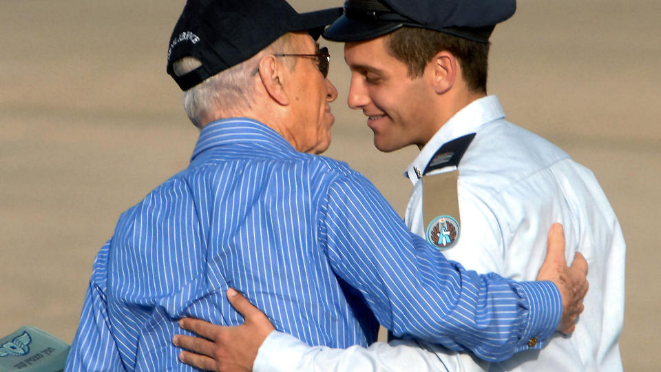 FERSK: 25. juni fikk l�ytnant Assaf Ramon gratulasjoner av president Shimon Peres da han ble uteksaminert av kampflyskolen i Hazerim. Ramon er s�nnen tilastronauten Ilan Ramon som omkom i romferjeulykka med Columbia i 2003. I g�r ble han selv drept da han styrtet med sin F16 under treningsflyvning. Foto: AFP /HAIM HORENSTEIN