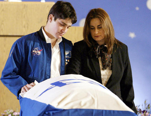 TRAGEDIE: Mor Rona Ramon og s�nn Assaf Ramon - enke og eldste s�nn av israels f�rste og eneste astronaut, under begravelsen etter Columbiaulykken i 2003. N� er ogs� s�nnen omkommet i en tragisk ulykke. Foto: REUTERS/Paul Hanna