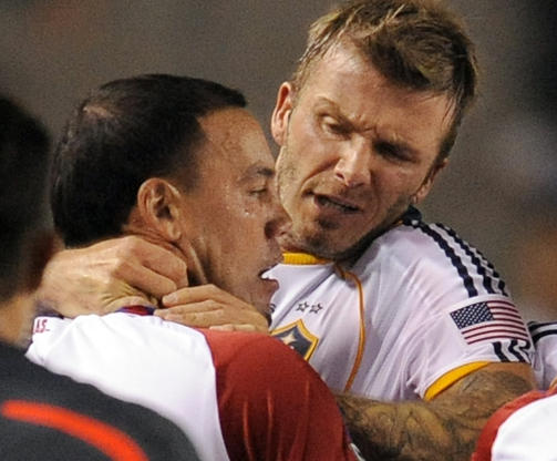 KLEMTE TIL: David Beckham tok et godt tak rundt nakken til Daniel Hernandez, for � holde ham unna lagkameraten. Foto: AP