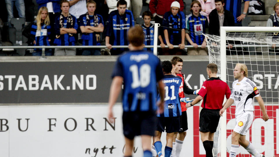 IKKE TRUFFET: Rune Almenning Jarstein sier han ikke ble truffet av gjenstandene som ble kastet mot ham fra tribunen. Det sp�rs om det er en formildende omstendighet n�r NFF i dag dr�fter episoden p� overtid mellom Stab�k og Rosenborg i g�r kveld.Foto: Kyrre Lien, Scanpix