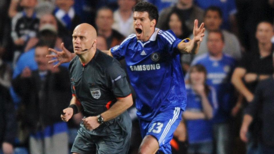 CHELSEA-SINNE: Tom Henning �vreb� p�dro seg Michael Ballacks sinne i Champions League-semifinalen i mai. Foto: EPA