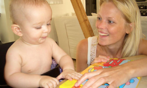 HJEMMESIDE: P� hjemmesiden til alenemoren Karen er det flere bilder av den oppdiktede lille familien. Foto: www.karen26.mono.net