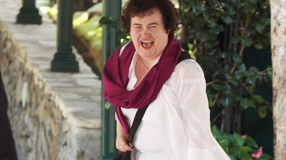 I USA: En selvsikker Susan Boyle (48) fleiper med pressefotografene i Beverly Hills. Den skotske sangstjerna er i USA som ekstrainnslag i America's Got Talent, og i november kommer CD'en hennes. Foto: STELLA PICTURES