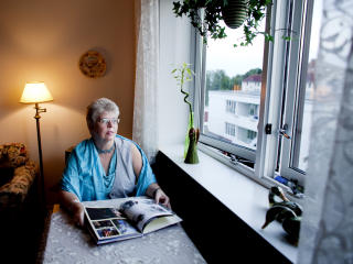INTERNASJONAL FAMILIE: Kari Hilde French (60) sitter ved kj�kkenbordet sitt i leiligheten i Oslo og ser p� gamle bilder av s�nnen Joshua French (27). Hun kjenner seg godt igjen i s�nnens utferdstrang. Selv har hun blant annet jobbet i Afghanistan. - Gjennom �ra har vi hatt bes�k av venner fra mange av de stedene vi har bodd eller bes�kt. Dette har gitt barna mine en god evne til � omg�s mennesker fra alle samfunnslag, sier Kari Hilde.