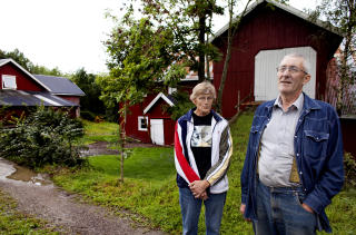 P� G�RDEN: Jostein (65) og Marta (66) Holm tok imot Joshua French som vennefamilie p� g�rden deres p� Re i Vestfold da han var ni �r.