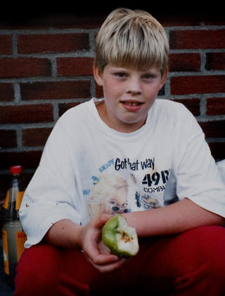 FULL AV FART: Joshua hadde mye energi og utforskertrang som liten.