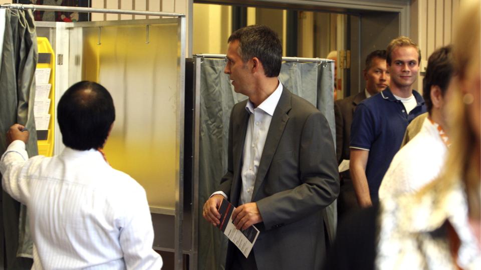 HAR TILHENGERE I SOFAEN: Sofavelgere har sans for statsminister Jens Stoltenberg. Her stemmer han under dagens Stortingsvalg. EPA/LISE AASERUD NORWAY OUT