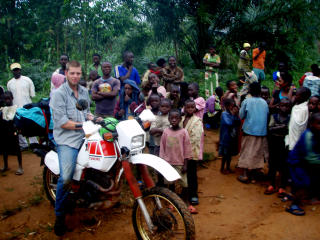 SLUTTEN AV APRIL: Tjostolv Moland og Joshua French drar inn i Kongo fra Uganda. De kj�rer en Yamaha motorsykkel til byen Kisangani i �st-Kongo, men f�r tekniske problemer og hyrer en lokal sj�f�r til � ta dem tilbake til Uganda.