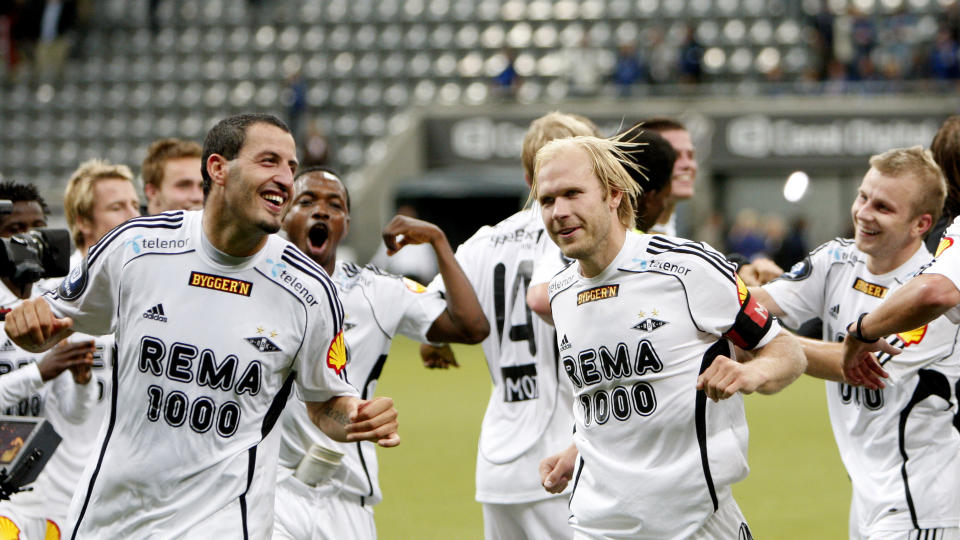 SNILLE GUTTER: RBKs Mikael Dorsin ( i midten) jubler med Alejandro Lago (t.v.) og resten av laget. Tr�nderne er allerede seriemestere, n� kan de ogs� bli DFair Play-mestere. Foto: Kyrre Lien / Scanpix