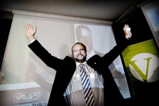 JUBLET: Lars Sponheim er kjent for � uttrykke stor selvtillit, uavhengig av m�lingene. Her er han valgnatta 2007.  Foto: John T. Pedersen