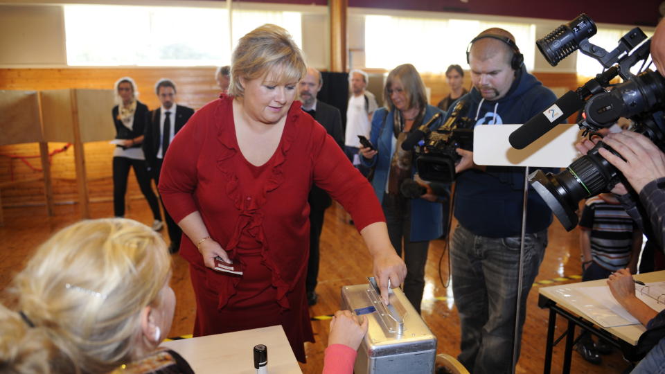 OMSIDER I BOKS: Erna Solberg avgir sin stemme etter en lang og slitsom valgkamp. Men m�lingene den siste tiden har pekt oppover for Solberg og H�yre. 
Foto: Marit Hommedal / Scanpix
