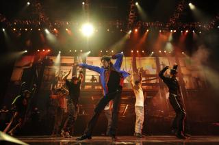 KJENT POSITUR: Filmen viser at Jackson ikke hadde glemt dansetrinnene i sitt femtiende �r. Foto: SCANPIX